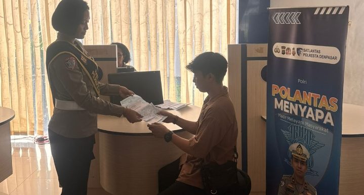 Pelayanan Humanis Satpas SIM Polresta Denpasar, Pemohon Dibantu Teliti Data Identitas.
