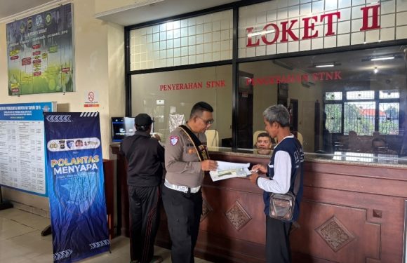 Pelayanan STNK pada UPT Samsat Tabanan  Petugas Satlantas Polres Tabanan Berikan Layanan Dengan Baik, Cepat dan Transparan.