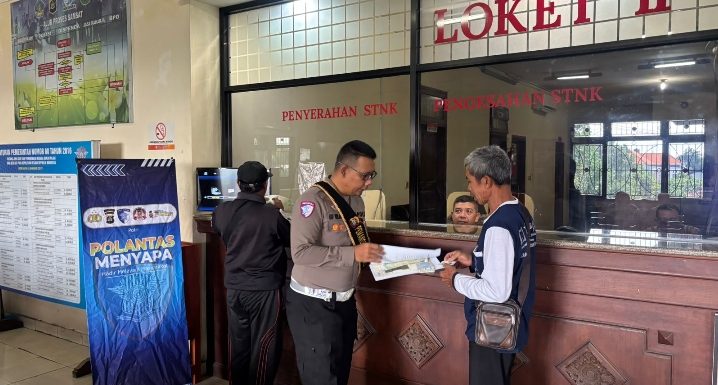 Pelayanan STNK pada UPT Samsat Tabanan  Petugas Satlantas Polres Tabanan Berikan Layanan Dengan Baik, Cepat dan Transparan.