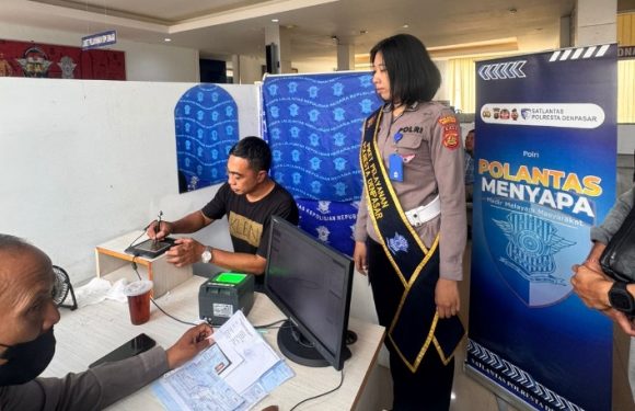 Pendampingan Humanis Satpas SIM Polresta Denpasar, Pemohon Dibantu Saat Pendataan dan Foto SIM.