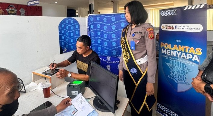 Pendampingan Humanis Satpas SIM Polresta Denpasar, Pemohon Dibantu Saat Pendataan dan Foto SIM.