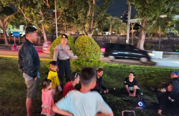 Patroli Sambang Polsek Kuta di Patung Kuda Tuban, Imbau Pengunjung Tingkatkan Kewaspadaan