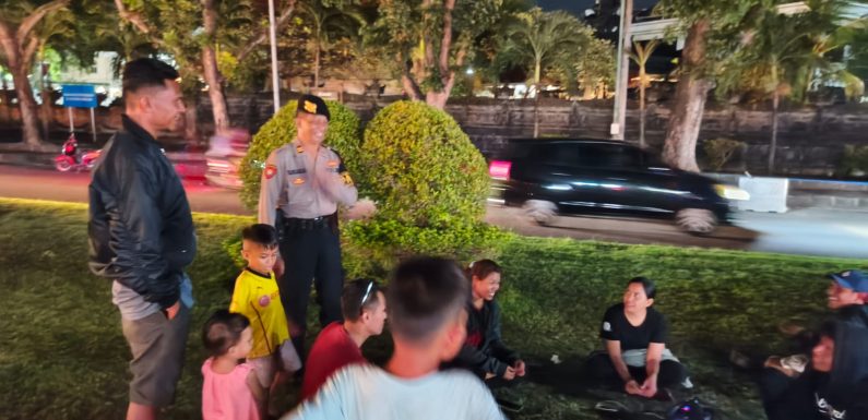 Patroli Sambang Polsek Kuta di Patung Kuda Tuban, Imbau Pengunjung Tingkatkan Kewaspadaan