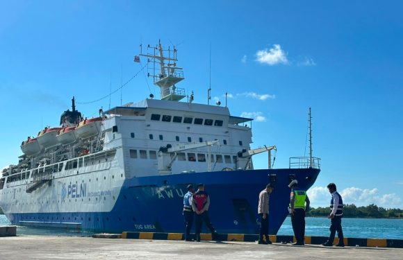 Keberangkatan KM AWU dari Pelabuhan Benoa Berjalan Aman, Ratusan Penumpang Diperiksa