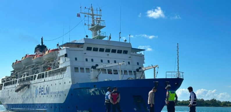 Keberangkatan KM AWU dari Pelabuhan Benoa Berjalan Aman, Ratusan Penumpang Diperiksa