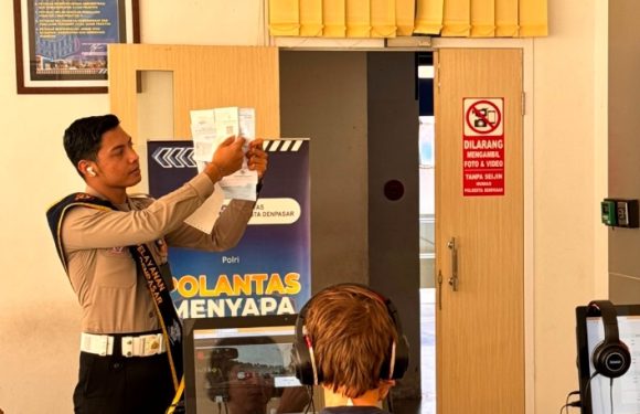 Petugas Satpas SIM Polresta Denpasar Dampingi Pemohon Saat Ujian Teori, Wujudkan Pelayanan Humanis dan Profesional.
