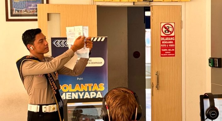 Petugas Satpas SIM Polresta Denpasar Dampingi Pemohon Saat Ujian Teori, Wujudkan Pelayanan Humanis dan Profesional.