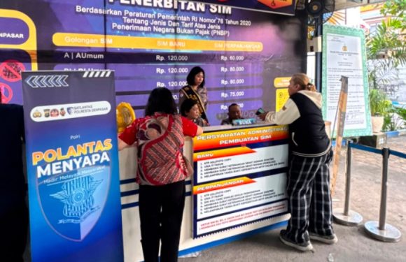 Petugas Satpas SIM Polresta Denpasar Berikan Arahan dan Pendampingan kepada Pemohon SIM