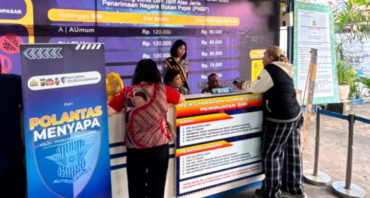 Petugas Satpas SIM Polresta Denpasar Berikan Arahan dan Pendampingan kepada Pemohon SIM