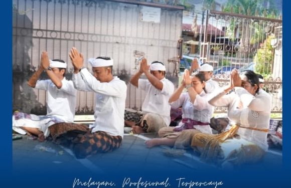 Umat Hindu Kantor Pertanahan Kota Denpasar Melaksanakan Persembahyangan Bersama Pada Purnama Kasa.