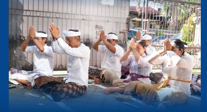 Umat Hindu Kantor Pertanahan Kota Denpasar Melaksanakan Persembahyangan Bersama Pada Purnama Kasa.