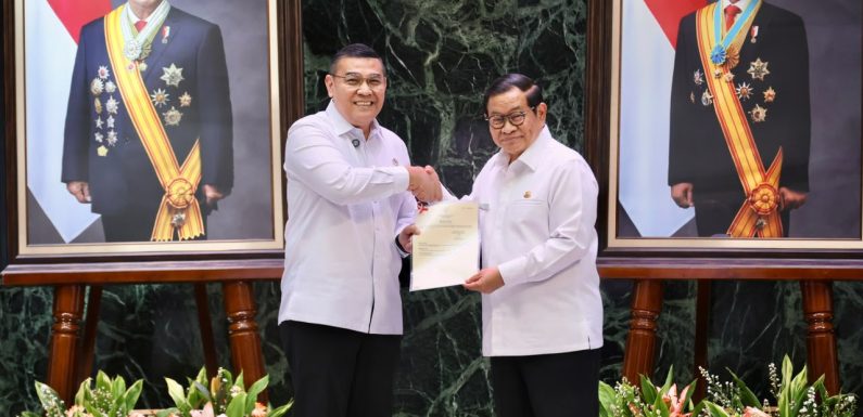 DKI Jakarta HUT ke-499, Wamen Ossy Serahkan 499 Sertipikat ke Gubernur Pramono Anung