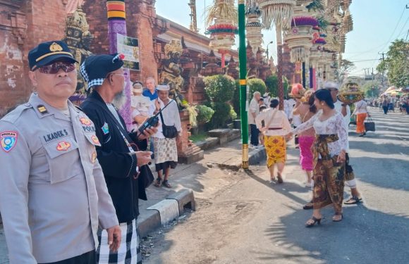 Polsek Dentim Lakukan Pengamanan dan Rekayasa Lalulintas Saat Persembahyangan di Pura Pengerebongan