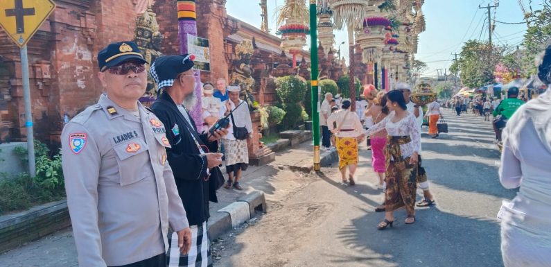 Polsek Dentim Lakukan Pengamanan dan Rekayasa Lalulintas Saat Persembahyangan di Pura Pengerebongan
