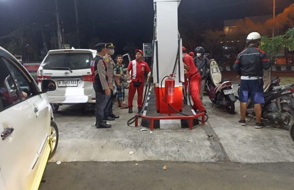 Polsek Denpasar Timur Monitoring SPBU, Pastikan Distribusi BBM Aman dan Tidak Ada Terjadi Antrean Panjang.