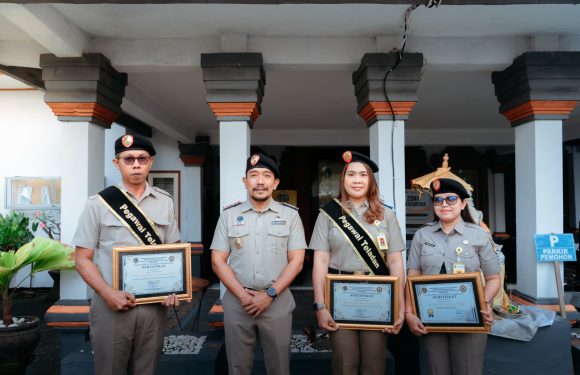 Apresiasi Kinerja dan Digital , Kantor Pertanahan Kabupaten Klungkung Berikan Penghargaan kepada Pegawai Teladan dan Penerima Top Engagement Award.