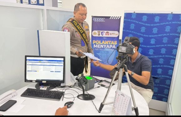 Pelayanan Humanis Satpas SIM Polres Tabanan, Pemohon Didampingi Hingga Proses Foto SIM.