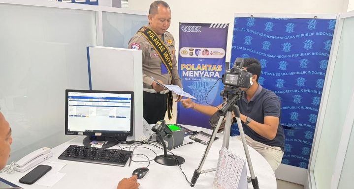 Pelayanan Humanis Satpas SIM Polres Tabanan, Pemohon Didampingi Hingga Proses Foto SIM.