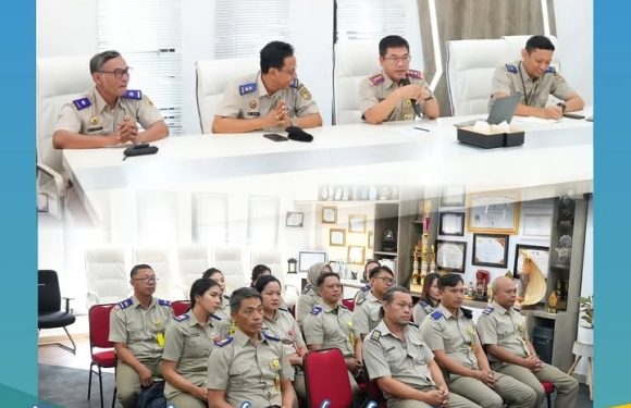 Kepala Kantor Pertanahan Kota Denpasar Berikan Pengarahan Kepada Pegawai Yang Baru Melalui Perpindahan Tugas.