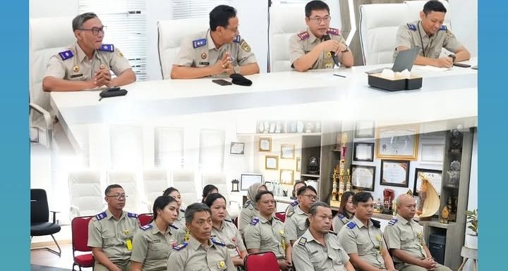 Kepala Kantor Pertanahan Kota Denpasar Berikan Pengarahan Kepada Pegawai Yang Baru Melalui Perpindahan Tugas.