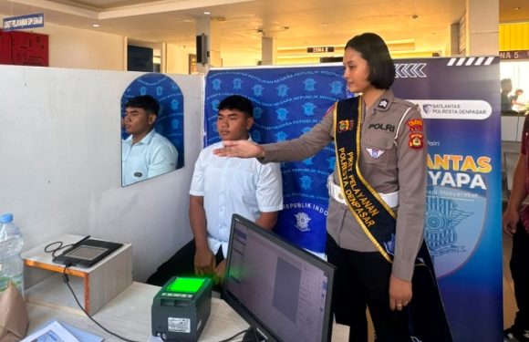 Pelayanan Humanis Satpas SIM Polresta Denpasar, Petugas Beri Arahan dengan Ramah kepada Pemohon