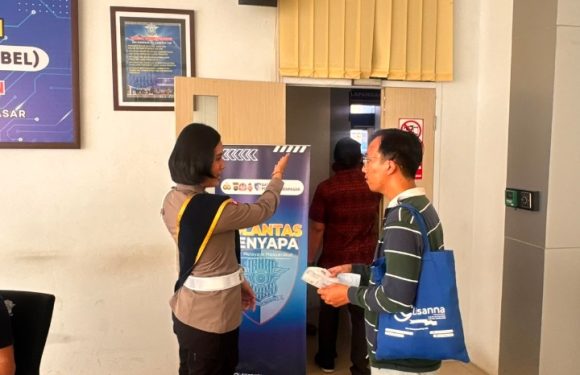 Petugas Satpas SIM Polresta Denpasar Berikan Petunjuk Humanis kepada Pemohon, Wujudkan Pelayanan Prima