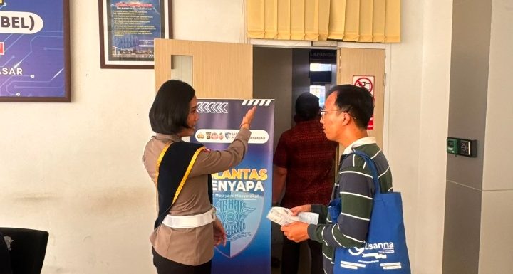 Petugas Satpas SIM Polresta Denpasar Berikan Petunjuk Humanis kepada Pemohon, Wujudkan Pelayanan Prima