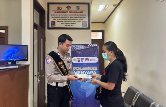 Petugas Satlantas Polres Tabanan Berikan Layanan Dengan Baik, Cepat dan Transparan pada Pelayanan STNK UPT Samsat Tabanan.