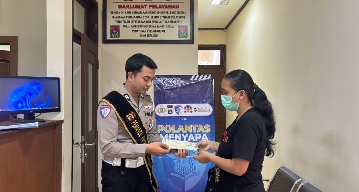 Petugas Satlantas Polres Tabanan Berikan Layanan Dengan Baik, Cepat dan Transparan pada Pelayanan STNK UPT Samsat Tabanan.