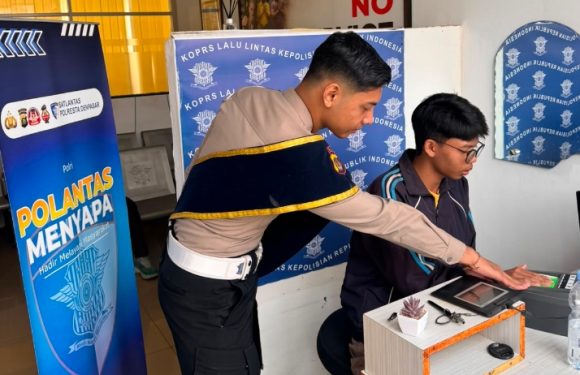 Petugas Dampingi Pemohon Saat Proses Perekaman Foto, Satpas SIM Berikan Pelayanan Humanis