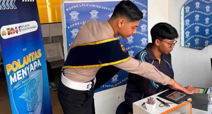 Petugas Dampingi Pemohon Saat Proses Perekaman Foto, Satpas SIM Berikan Pelayanan Humanis