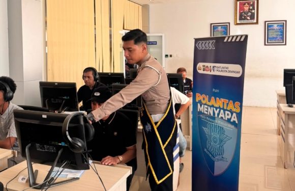 Berikan Pendampingan Humanis, Petugas Satpas SIM Polresta Denpasar Mudahkan Pemohon dalam Pendataan Identitas