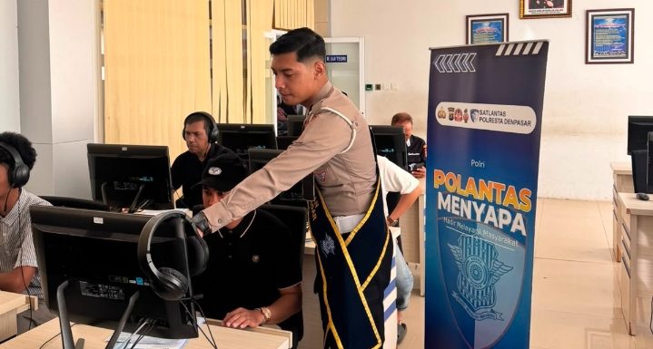 Berikan Pendampingan Humanis, Petugas Satpas SIM Polresta Denpasar Mudahkan Pemohon dalam Pendataan Identitas