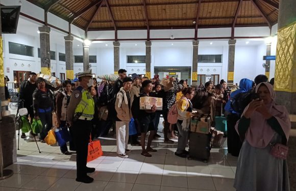 Pengamanan Kedatangan KM Tilongkabila di Pelabuhan Benoa Berjalan Aman, Ratusan Penumpang Diperiksa