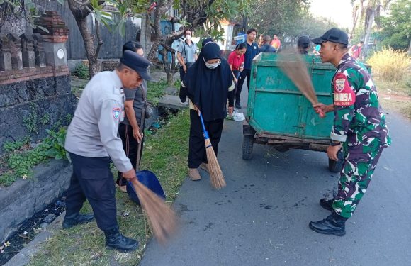 Bhabinkamtibmas Kelurahan Sesetan Hadiri Kerja Bakti “Jumat Bersih”, Perkuat Sinergi Jaga Kebersihan Lingkungan