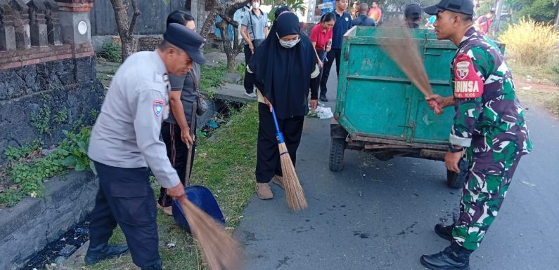 Bhabinkamtibmas Kelurahan Sesetan Hadiri Kerja Bakti “Jumat Bersih”, Perkuat Sinergi Jaga Kebersihan Lingkungan