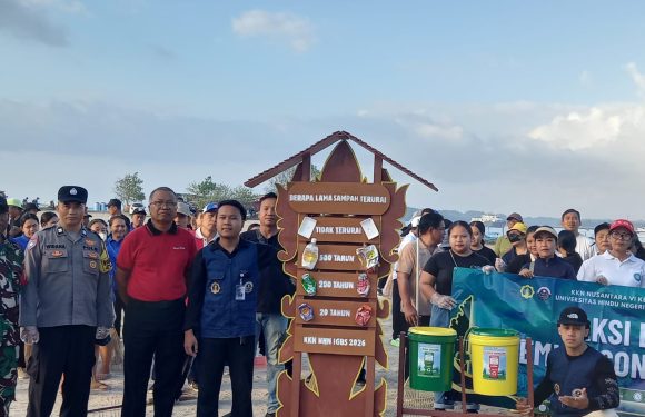 BHABINKAMTMAS DESA SANUR KAUH DUKUNG GOTONG ROYONG KEBERSIHAN DI KAWASAN PANTAI MERTASARI