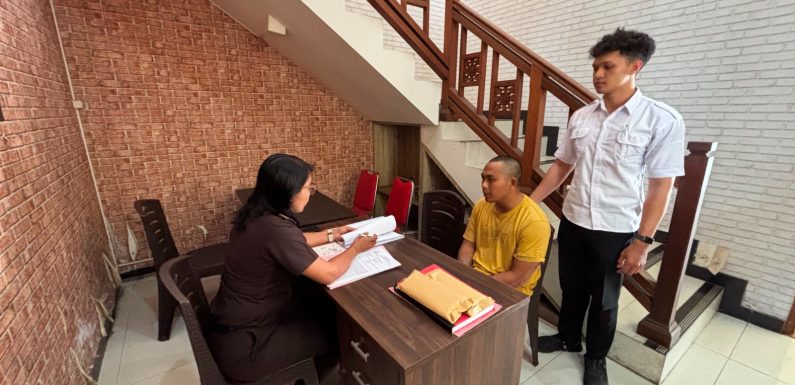 Tuntaskan Proses Penyidikan, Unit Reskrim Polsek Dentim Serahkan Tersangka dan BB ke Kejari Denpasar