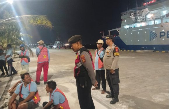 Sambang Kamtibmas Polsek Kawasan Pelabuhan Benoa Bersama Porter Di Dermaga Timur