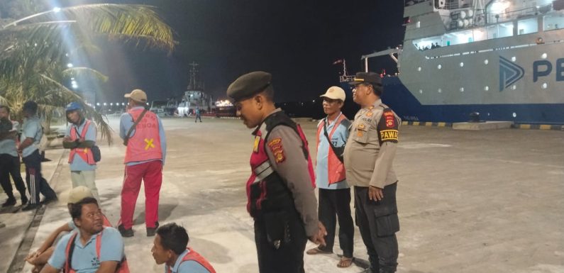 Sambang Kamtibmas Polsek Kawasan Pelabuhan Benoa Bersama Porter Di Dermaga Timur
