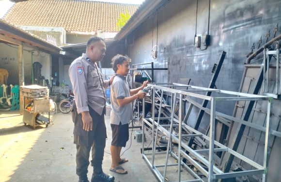 Sambangi Pelaku Usaha, Bhabinkamtibmas Sumerta Kaja Sampaikan Pesan Kamtibmas