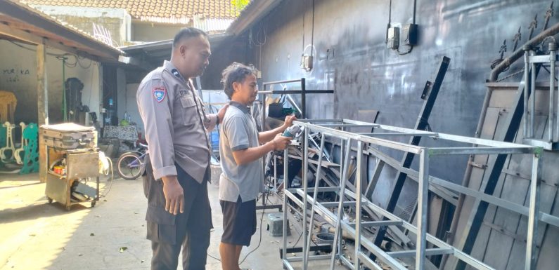 Sambangi Pelaku Usaha, Bhabinkamtibmas Sumerta Kaja Sampaikan Pesan Kamtibmas