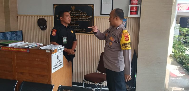 Sambangi LPD Desa Adat Kesiman, Bhabinkamtibmas Pantau Aktivitas Transaksi dan Sampaikan Pesan Kamtibmas