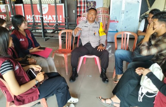 Sambangi Mahasiswa KKN di Bale Banjar Kerta Bumi, Bhabinkamtibmas Sumerta Kaja Berikan Imbauan Kamtibmas