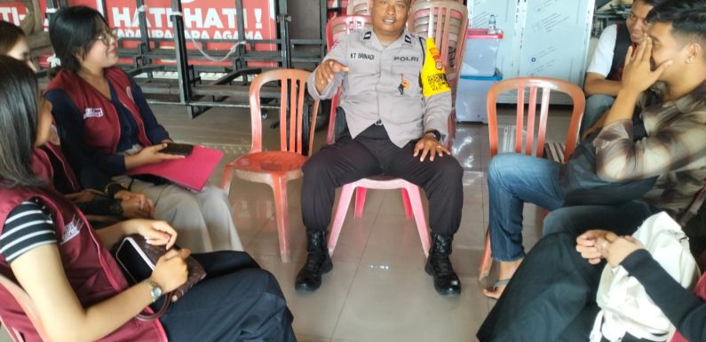 Sambangi Mahasiswa KKN di Bale Banjar Kerta Bumi, Bhabinkamtibmas Sumerta Kaja Berikan Imbauan Kamtibmas