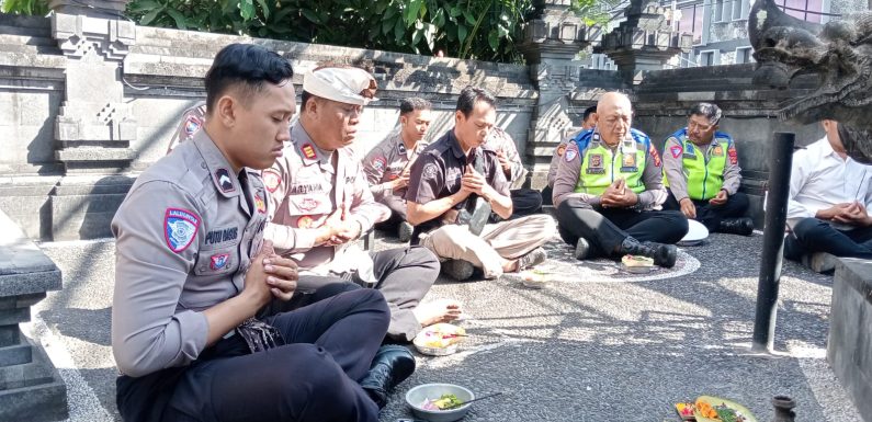 Jaga Soliditas dan Spiritualitas, Personel Polsek Kuta Selatan Persembahyangan Bersama