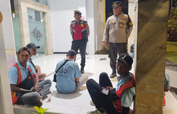 Cooling System Polsek Benoa, Polisi Sambangi Porter TKBM Ajak Bersama Jaga Kamtibmas di Pelabuhan Benoa