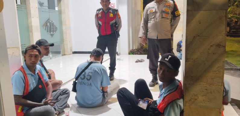Cooling System Polsek Benoa, Polisi Sambangi Porter TKBM Ajak Bersama Jaga Kamtibmas di Pelabuhan Benoa
