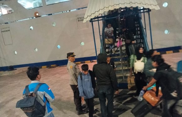 Polsek Benoa Perketat Pengamanan Kedatangan KM Binaiya, Ratusan Penumpang Tiba di Pelabuhan Benoa