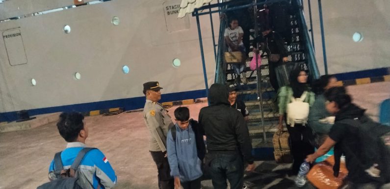 Polsek Benoa Perketat Pengamanan Kedatangan KM Binaiya, Ratusan Penumpang Tiba di Pelabuhan Benoa